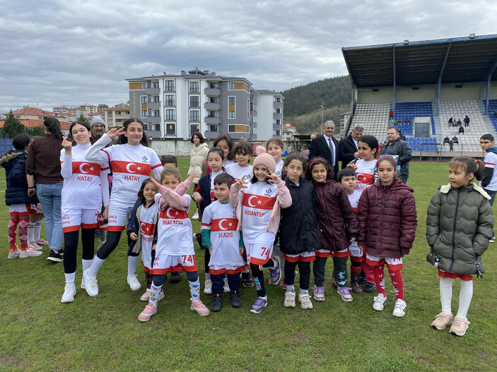 Bartın'da depremzede 100 çocuk, gösteri maçını 2-0 kazandı