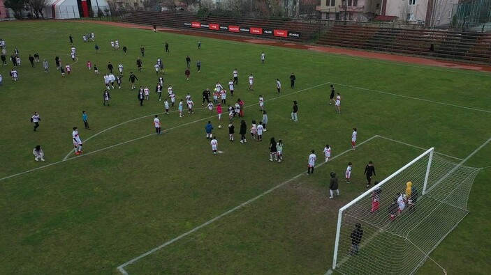 Bartın'da depremzede 100 çocuk, gösteri maçını 2-0 kazandı