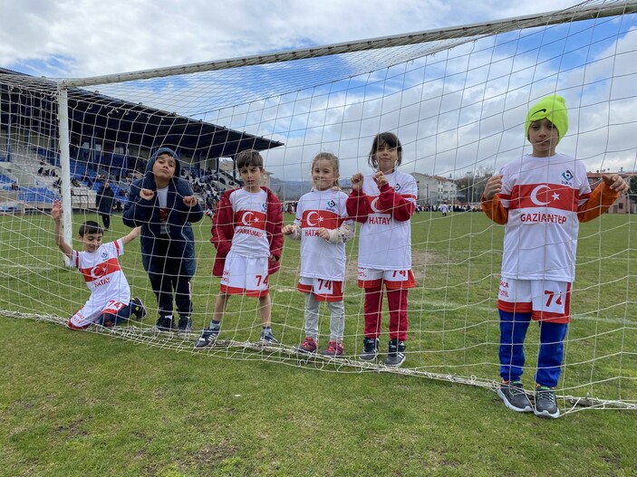 Bartın'da depremzede 100 çocuk, gösteri maçını 2-0 kazandı