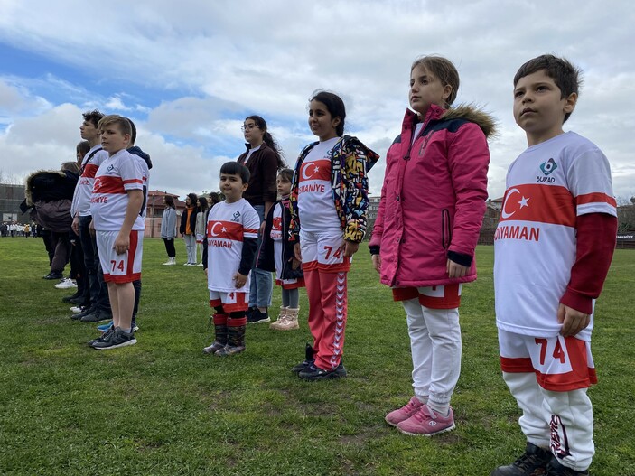 Bartın'da depremzede 100 çocuk, gösteri maçını 2-0 kazandı