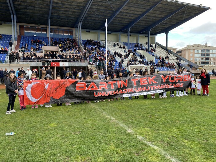 Bartın'da depremzede 100 çocuk, gösteri maçını 2-0 kazandı