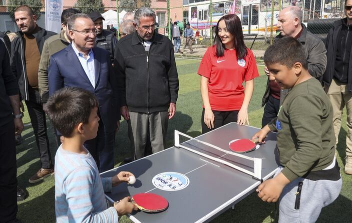 Bekir Bozdağ Kahramanmaraş merkezli depremlerin merkez üssü Elbistan'ı ziyaret etti