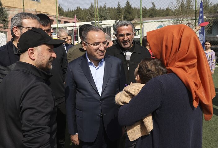 Bekir Bozdağ Kahramanmaraş merkezli depremlerin merkez üssü Elbistan'ı ziyaret etti