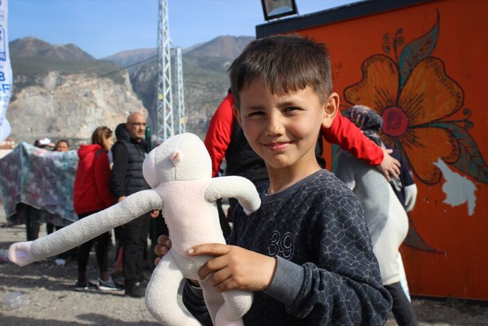 Beşiktaş taraftarının gönderdiği oyuncaklar depremzede çocuklara dağıtıldı