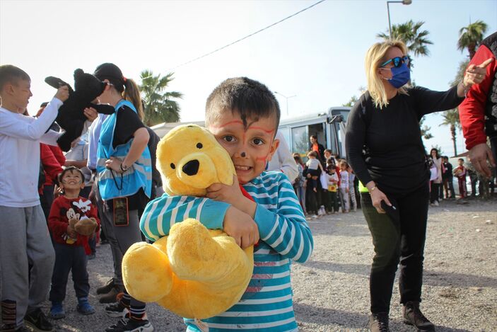 Beşiktaş taraftarının gönderdiği oyuncaklar depremzede çocuklara dağıtıldı