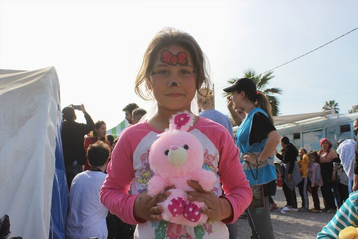 Beşiktaş taraftarının gönderdiği oyuncaklar depremzede çocuklara dağıtıldı