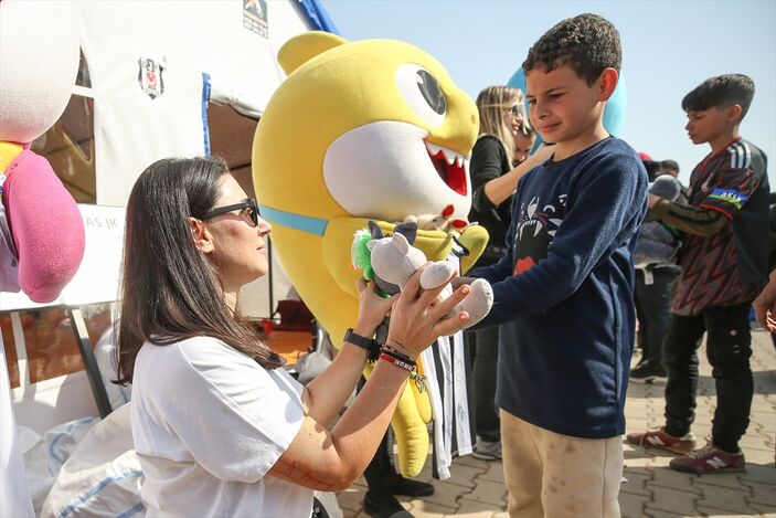 Beşiktaş taraftarların gönderdiği oyuncaklar, depremzede çocuklara dağıtıldı