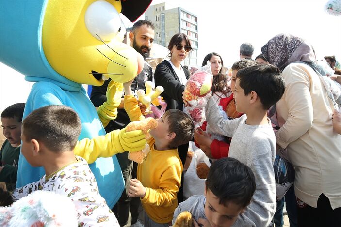 Beşiktaş taraftarların gönderdiği oyuncaklar, depremzede çocuklara dağıtıldı
