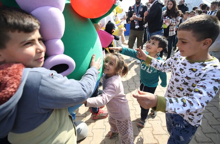 Beşiktaş taraftarların gönderdiği oyuncaklar, depremzede çocuklara dağıtıldı