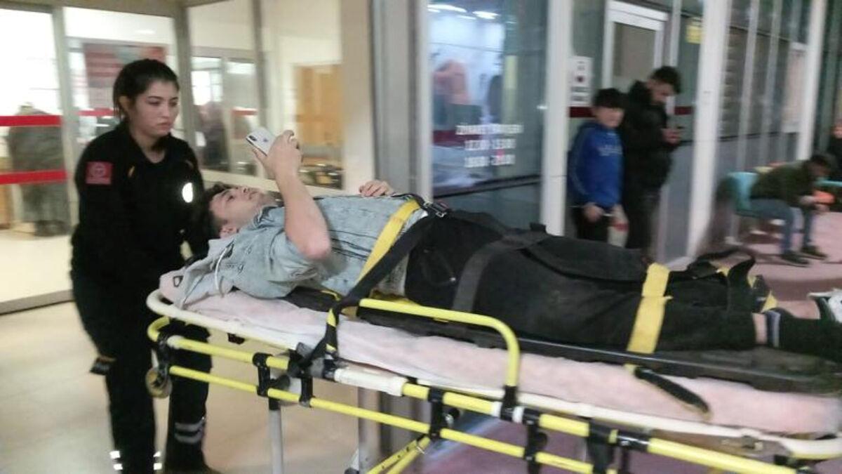 Bursa&#039;da 4 arkadaş asker eğlencesinde patlayan lastiği değiştirirken kaza yaptı