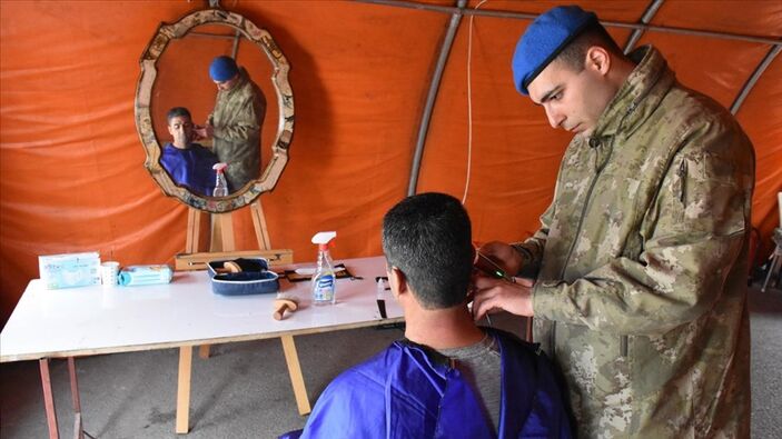 Deprem bölgesinde Mehmetçik her ihtiyaca koşuyor