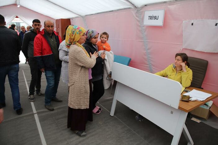 Depremin vurduğu Nurdağı'nda kurulan sahra hastanesi ilk doğuma ev sahipliği yaptı