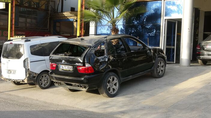 Depremlerin ardından araçlarda hasarlar... Hasar gören araçlar sanayiye taşınıyor