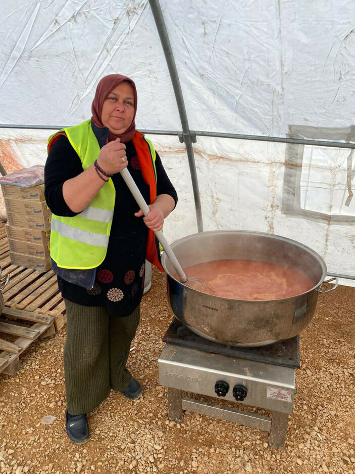 Edirne'den deprem bölgesine gelip günde 2 bin kişilik yemek çıkardı