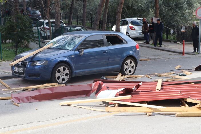 Ege sel ve lodosla mücadele ediyor! Denizli ile İzmir'de hava şartları hayatı olumsuz etkiledi