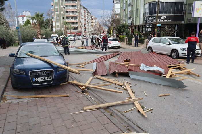Ege sel ve lodosla mücadele ediyor! Denizli ile İzmir'de hava şartları hayatı olumsuz etkiledi