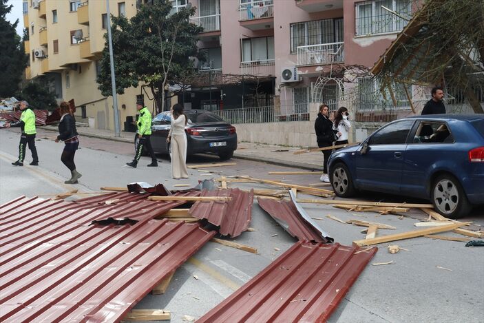 Ege sel ve lodosla mücadele ediyor! Denizli ile İzmir'de hava şartları hayatı olumsuz etkiledi
