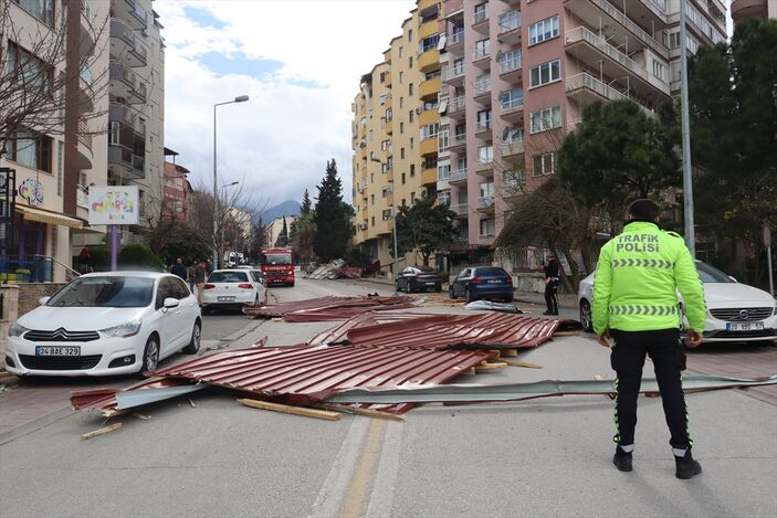 Ege sel ve lodosla mücadele ediyor! Denizli ile İzmir'de hava şartları hayatı olumsuz etkiledi