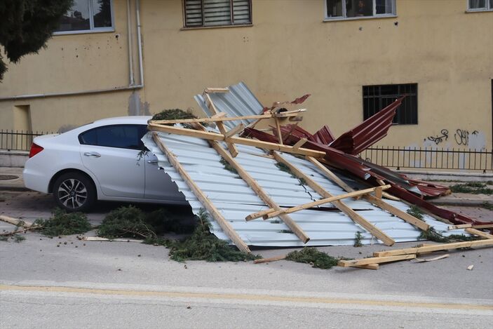 Ege sel ve lodosla mücadele ediyor! Denizli ile İzmir'de hava şartları hayatı olumsuz etkiledi
