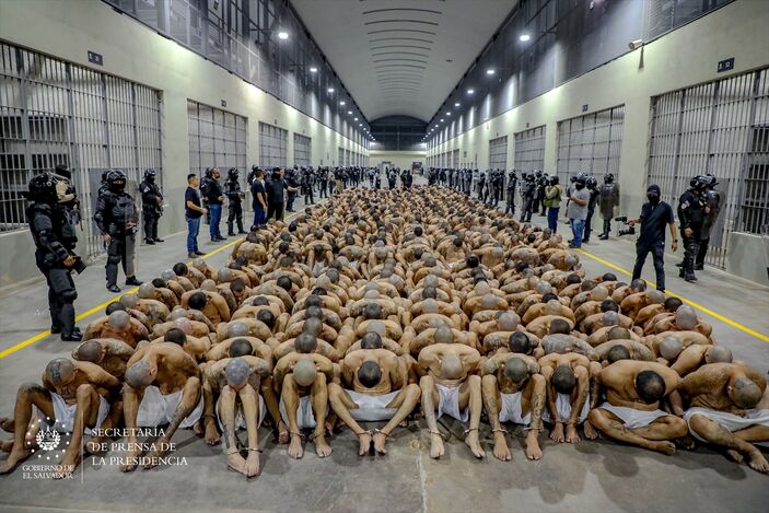 El Salvador'da çete üyelerinin toplandığı hapishane