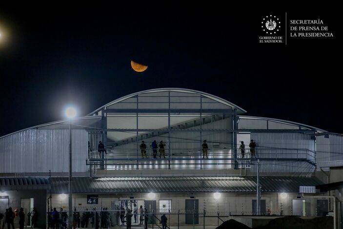 El Salvador'da çete üyelerinin toplandığı hapishane