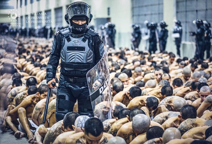 El Salvador'da çete üyelerinin toplandığı hapishane