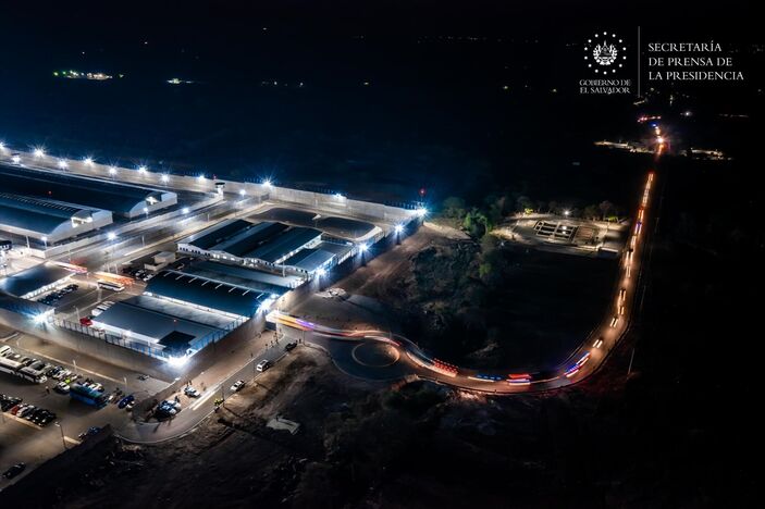 El Salvador'da çete üyelerinin toplandığı hapishane