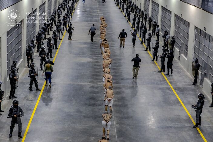 El Salvador'da çete üyelerinin toplandığı hapishane