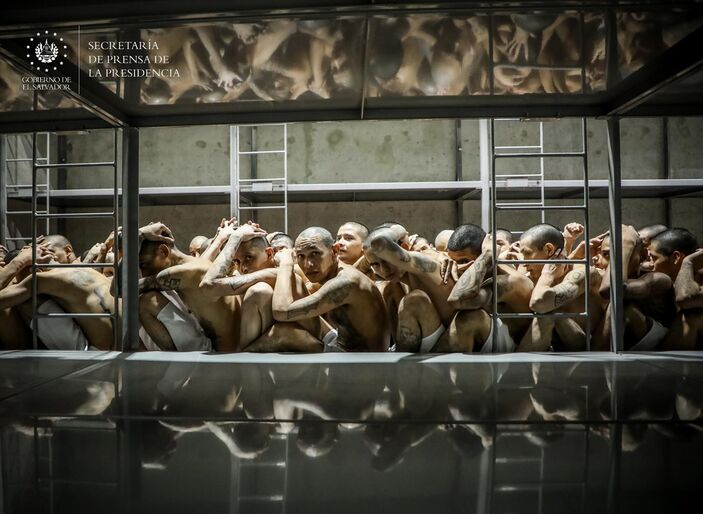 El Salvador'da çete üyelerinin toplandığı hapishane