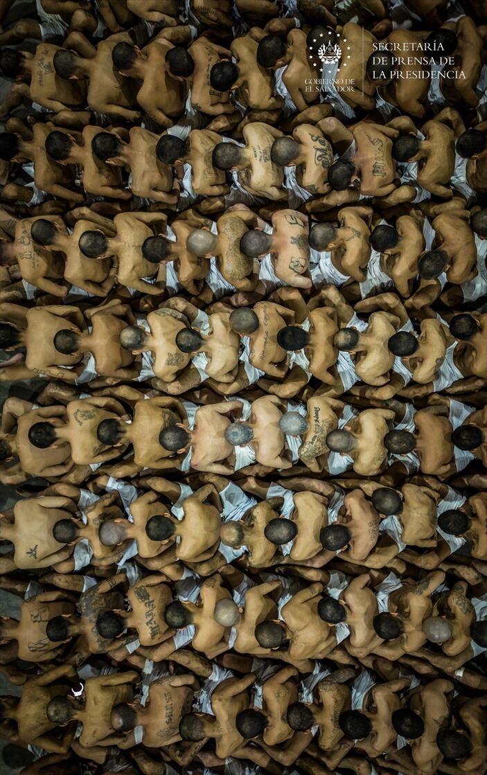 El Salvador'da çete üyelerinin toplandığı hapishane
