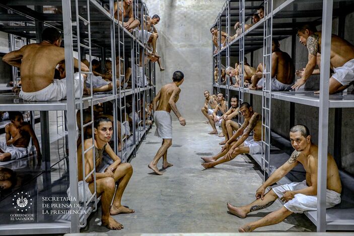 El Salvador'da çete üyelerinin toplandığı hapishane