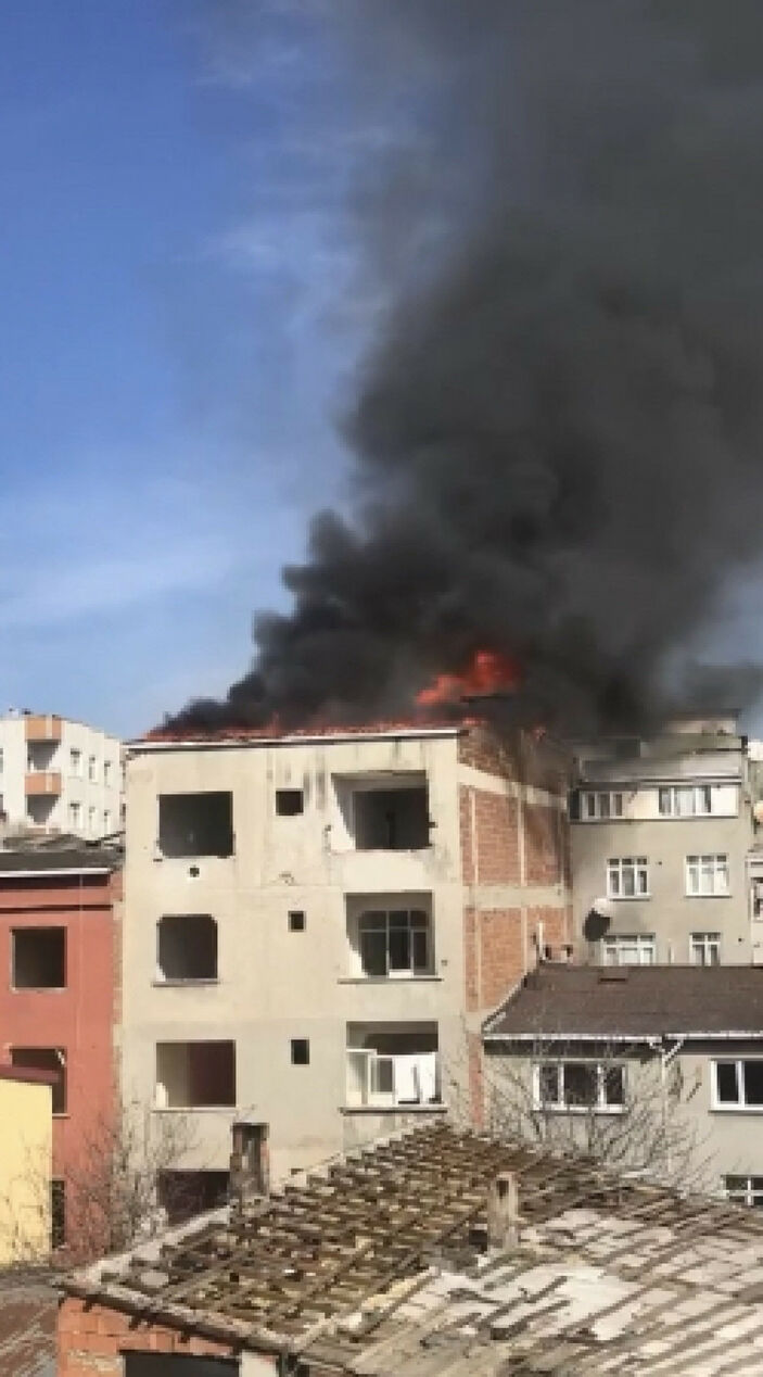 Esenler'de alevlere teslim olan çatı katında erkek cesedi bulundu