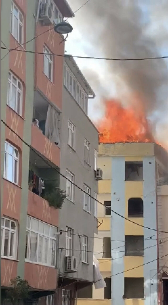 Esenler'de alevlere teslim olan çatı katında erkek cesedi bulundu