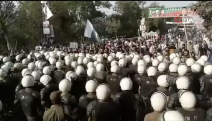 Eski Pakistan Başbakanı İmran Han'ın destekçileri polisle çatıştı: 8 yaralı