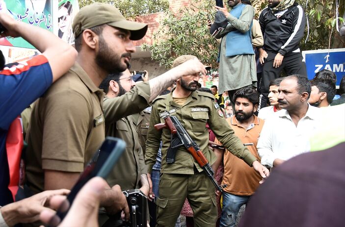 Eski Pakistan Başbakanı İmran Han'ın destekçileri polisle çatıştı: 8 yaralı