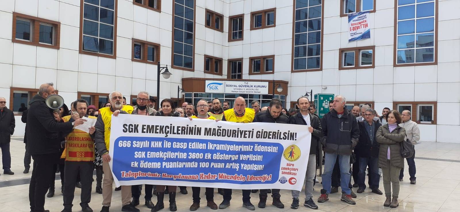 EYT İş Yükünü Sırtlayan SGK Çalışanları Haklarını İstiyor
