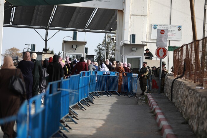 Filistinliler: İsrail, cuma namazı için Kudüs'e geçişi engelledi
