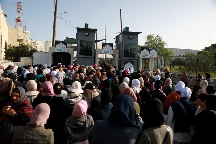 Filistinliler: İsrail, cuma namazı için Kudüs'e geçişi engelledi