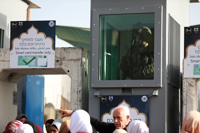 Filistinliler: İsrail, cuma namazı için Kudüs'e geçişi engelledi