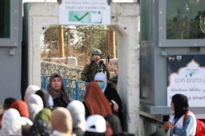 Filistinliler: İsrail, cuma namazı için Kudüs'e geçişi engelledi