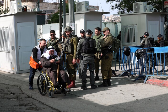 Filistinliler: İsrail, cuma namazı için Kudüs'e geçişi engelledi