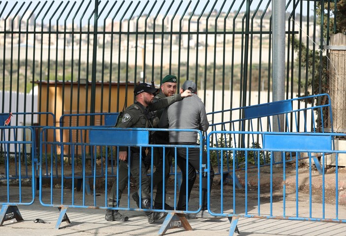 Filistinliler: İsrail, cuma namazı için Kudüs'e geçişi engelledi