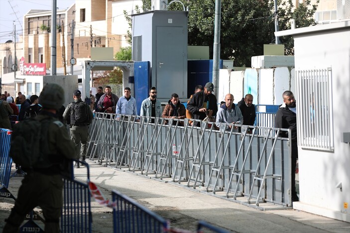 Filistinliler: İsrail, cuma namazı için Kudüs'e geçişi engelledi