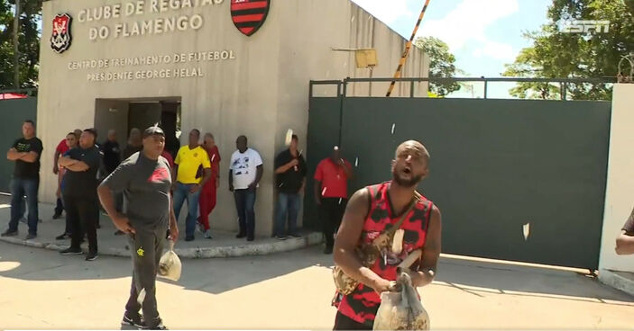 Flamengo taraftarı tesisleri bastı: Vitor Pereira para için bizde!