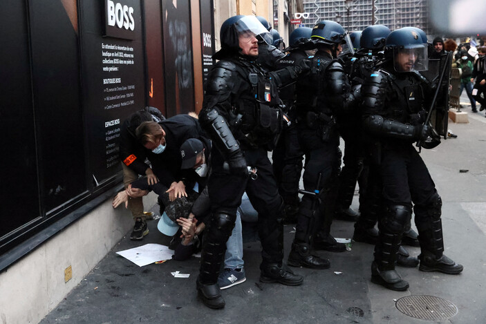 Fransa'da göstericileri tehdit eden polislere soruşturma açıldı