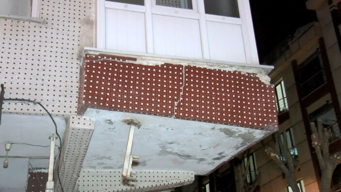 Güngören'de balkon tehlikesi! Çökme riski bulunan evin kaldırımı kapatıldı