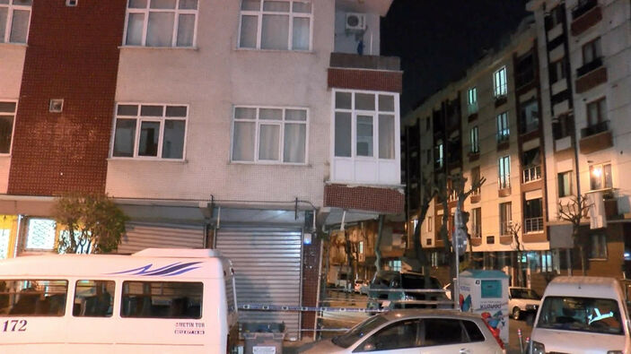 Güngören'de balkon tehlikesi! Çökme riski bulunan evin kaldırımı kapatıldı