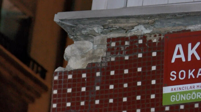 Güngören'de balkon tehlikesi! Çökme riski bulunan evin kaldırımı kapatıldı