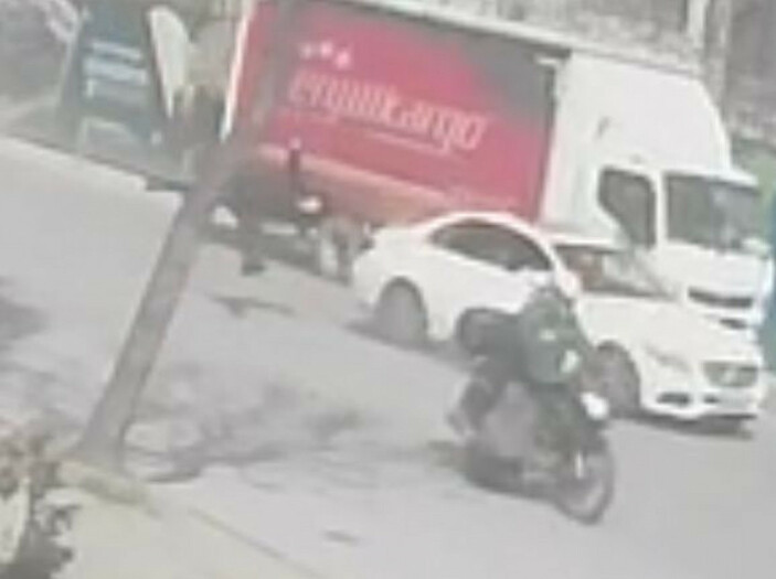 Güngören'de ters yönden giden skuter sürücüsüne otomobil çarptı: Sürücü kaçtı