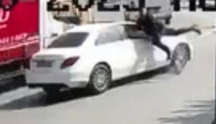 Güngören'de ters yönden giden skuter sürücüsüne otomobil çarptı: Sürücü kaçtı